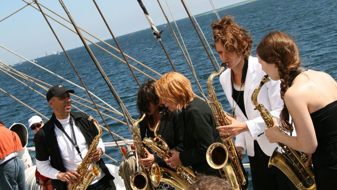Ob Jazz, Schifferklavier oder maritimer Klamauk - wir bieten das passende Rahmenprogramm zu Ihrem Event auf See.