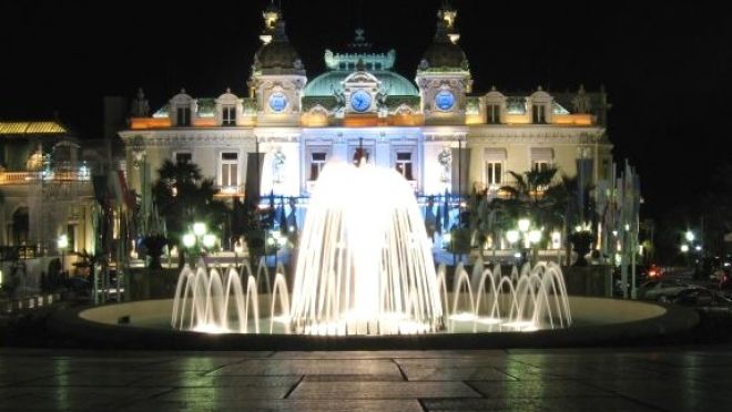 Vor allem nachts ein Augenschmaus - der Brunnen vor dem Casino Monte Carlo