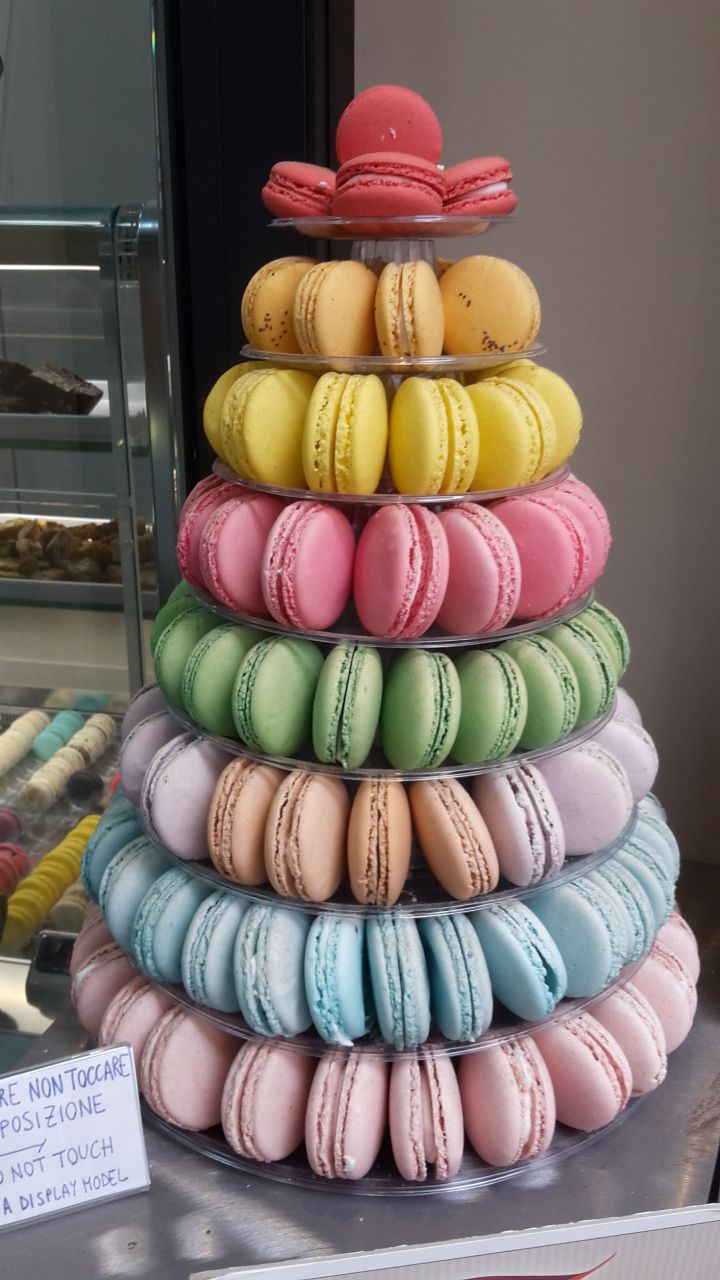 Kleine runde, bunte Kekse stapeln sich zu einem Macaron-Turm